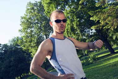 Parkta spor yapan genç bir adam..