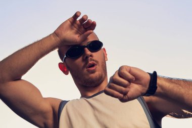 Parkta spor yapan genç bir adam..