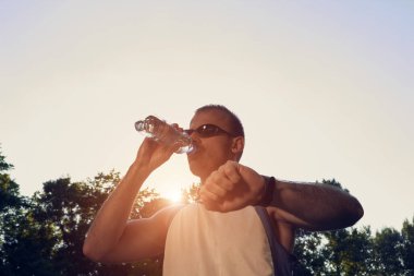 Parkta spor yapan genç bir adam..