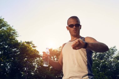 Parkta spor yapan genç bir adam..