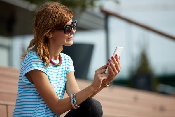 Νεαρή Γυναίκα Που Χρησιμοποιεί Σύγχρονο Smartphone Εξωτερικούς Χώρους — Φωτογραφία Αρχείου