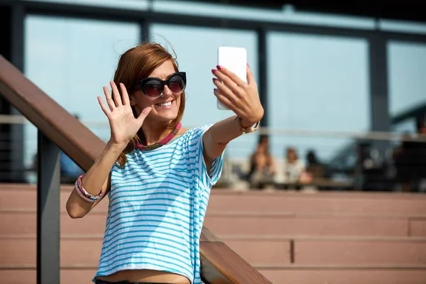 Νεαρή Γυναίκα Που Χρησιμοποιεί Σύγχρονο Smartphone Εξωτερικούς Χώρους — Φωτογραφία Αρχείου