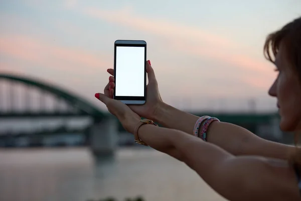 Молода Жінка Тримає Мобільний Телефон Чистим Білим Екраном Міських Міських — стокове фото