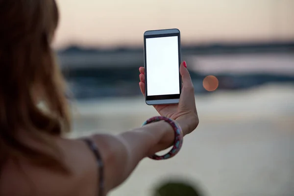 Молода Жінка Тримає Мобільний Телефон Чистим Білим Екраном Міських Міських — стокове фото