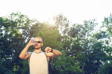 Parkta spor yapan genç bir adam..