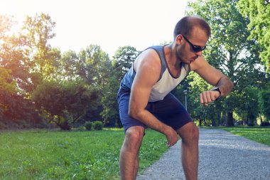 Parkta spor yapan genç bir adam..