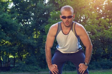 Parkta spor yapan genç bir adam..