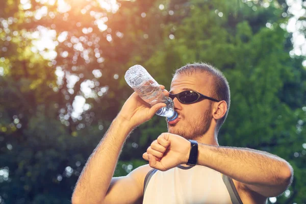 Parkta spor yapan genç bir adam..