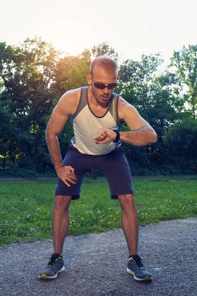 Sportowy Młody Mężczyzna Trening Parku — Zdjęcie stockowe