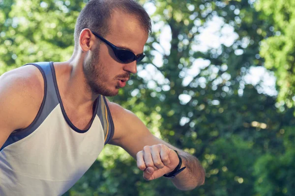 Sportowy Młody Mężczyzna Trening Parku — Zdjęcie stockowe