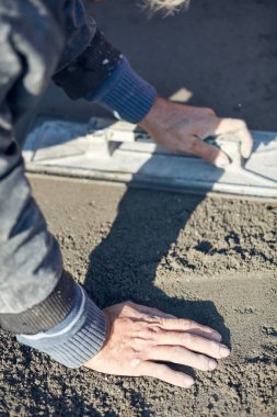 Ev tadilatında çalışan gerçek bir inşaat işçisi..