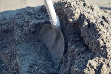 Kum ve çimentoda kürek, gerçek inşaat alanı ve ev yenileme..