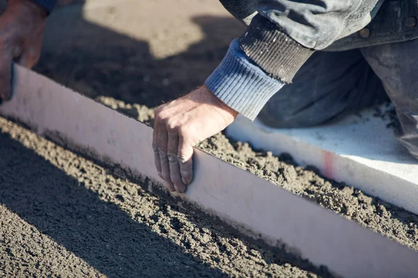 Pekerja Konstruksi Yang Sebenarnya Sedang Mengerjakan Renovasi Rumah Orang Otentik — Stok Foto