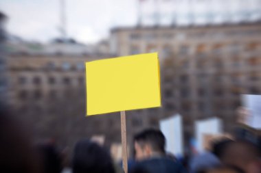 Sokaklarda pankart ve tabela tutan protestocular.