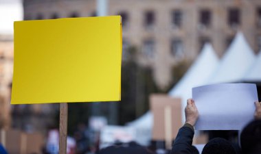 Sokaklarda pankart ve tabela tutan protestocular.