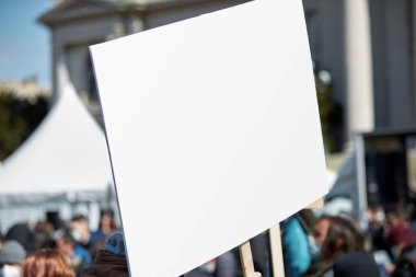 Sokaklarda pankart ve tabela tutan protestocular.