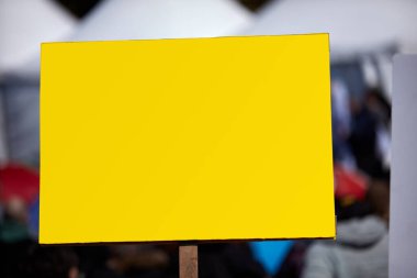 Sokaklarda pankart ve tabela tutan protestocular.