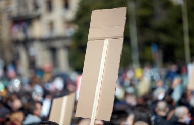Sokaklarda pankart ve tabela tutan protestocular.