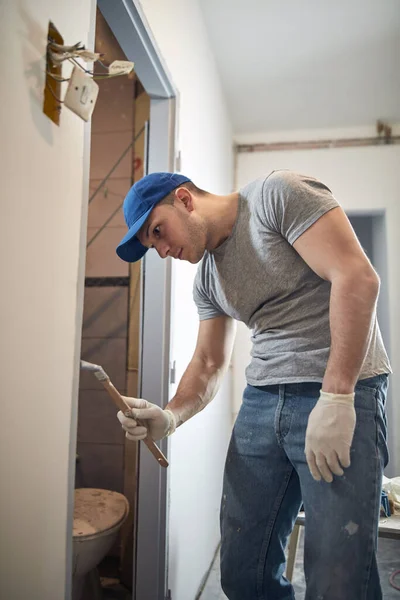 Joven Hombre Adulto Pintura Diy Presupuesto Renovación Nuevo Apartamento Casa —  Fotos de Stock