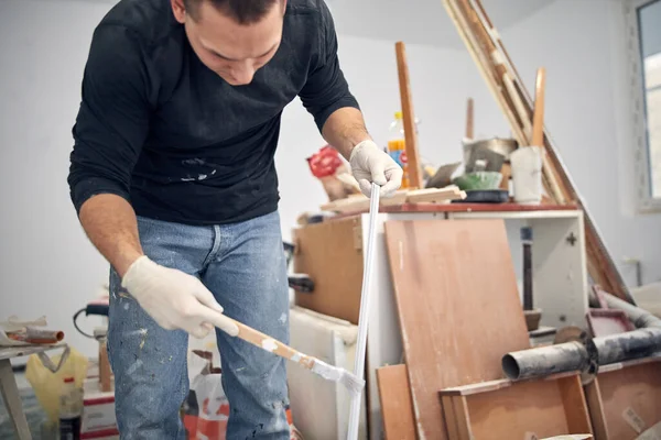 Joven Hombre Adulto Pintura Diy Presupuesto Renovación Nuevo Apartamento Casa — Foto de Stock