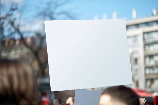 Διαδηλωτές Που Κρατούν Πλακάτ Και Πινακίδες Στους Δρόμους — Φωτογραφία Αρχείου