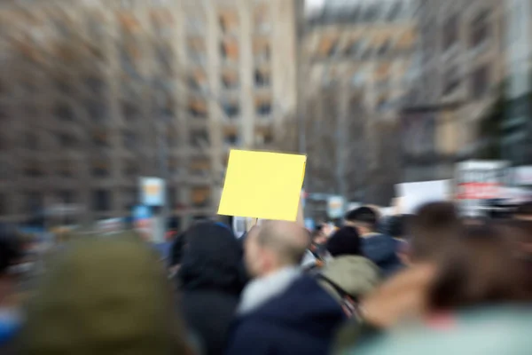 Des Manifestants Tenant Des Pancartes Des Pancartes Dans Les Rues — Photo