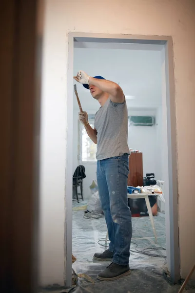 Joven Hombre Adulto Pintura Diy Presupuesto Renovación Nuevo Apartamento Casa Imagen de stock