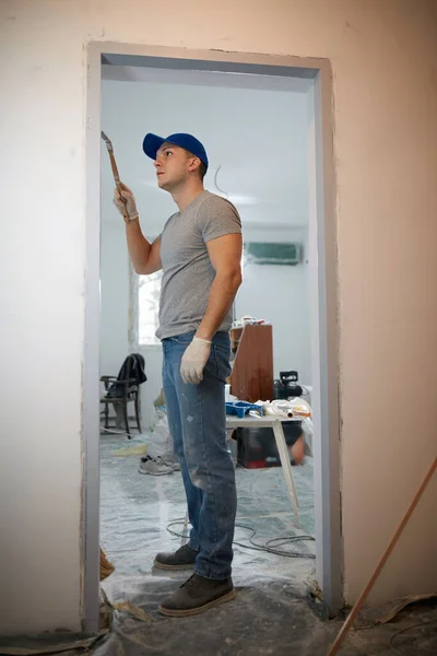 Joven Hombre Adulto Pintura Diy Presupuesto Renovación Nuevo Apartamento Casa Fotos de stock libres de derechos