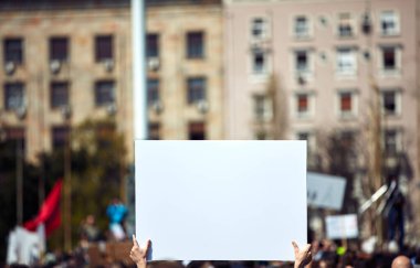 Sokaklarda pankart ve tabela tutan protestocular.