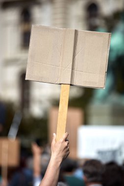 Sokaklarda pankart ve tabela tutan protestocular.