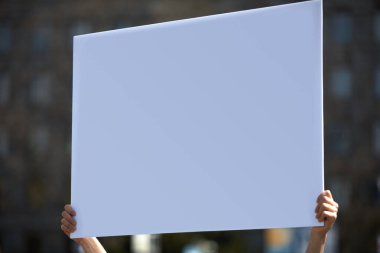 Sokaklarda pankart ve tabela tutan protestocular.