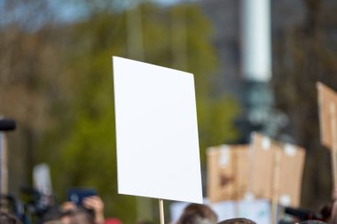 Sokaklarda pankart ve tabela tutan protestocular.