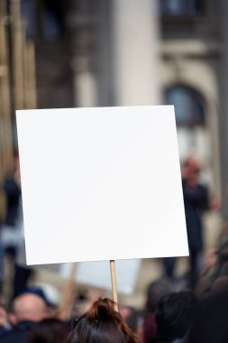 Sokaklarda pankart ve tabela tutan protestocular.