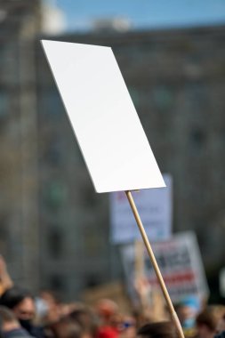 Sokaklarda pankart ve tabela tutan protestocular.