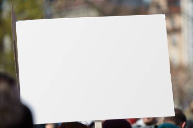 Sokaklarda pankart ve tabela tutan protestocular.