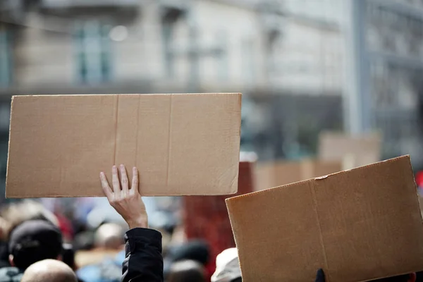 Protestujący Trzymający Plakaty Znaki Ulicach — Zdjęcie stockowe