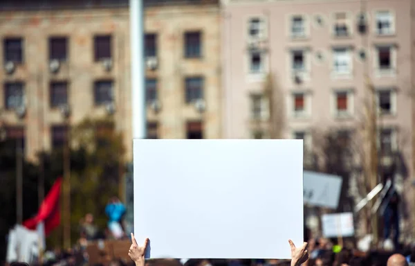 거리에 플래카드와 표지판을 시위자들 — 스톡 사진