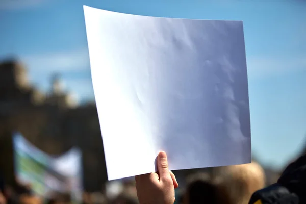 Protestujący Trzymający Plakaty Znaki Ulicach — Zdjęcie stockowe