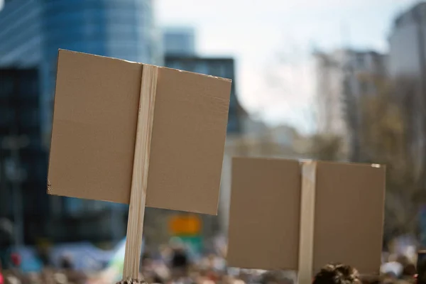 Des Manifestants Tenant Des Pancartes Des Pancartes Dans Les Rues — Photo