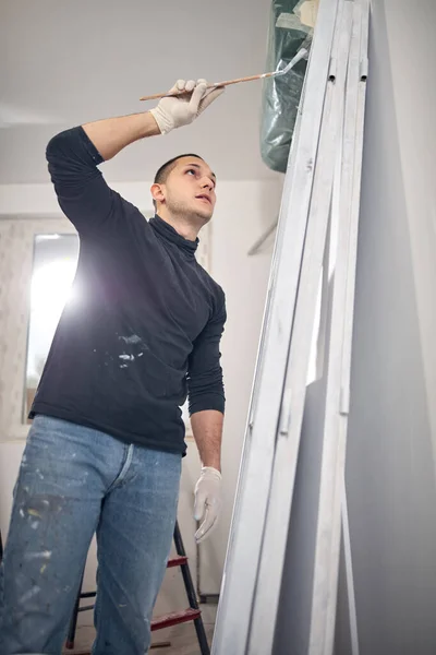 Jovem Adulto Homem Pintura Orçamento Diy Renovação Seu Novo Apartamento — Fotografia de Stock