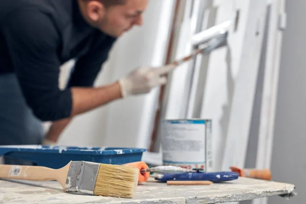 Jovem Adulto Homem Pintura Orçamento Diy Renovação Seu Novo Apartamento — Fotografia de Stock