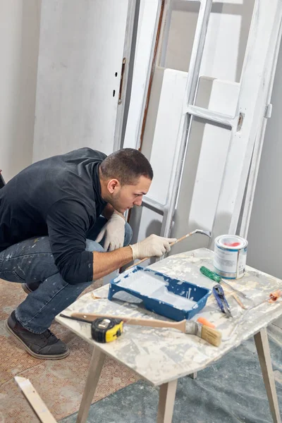 Joven Hombre Adulto Pintura Diy Presupuesto Renovación Nuevo Apartamento Casa —  Fotos de Stock