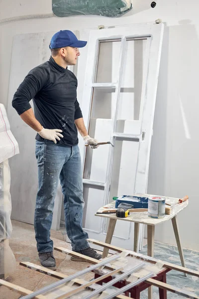 Joven Hombre Adulto Pintura Diy Presupuesto Renovación Nuevo Apartamento Casa — Foto de Stock