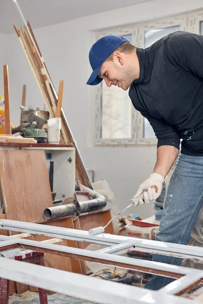 Joven Hombre Adulto Pintura Diy Presupuesto Renovación Nuevo Apartamento Casa — Foto de Stock