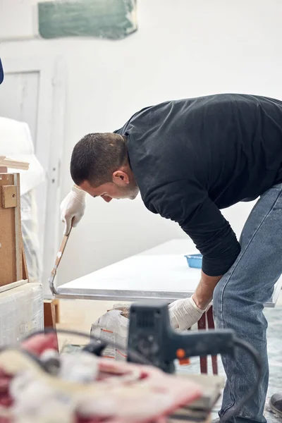 Ung Vuxen Man Målning Diy Budget Renovering Sin Nya Lägenhet — Stockfoto