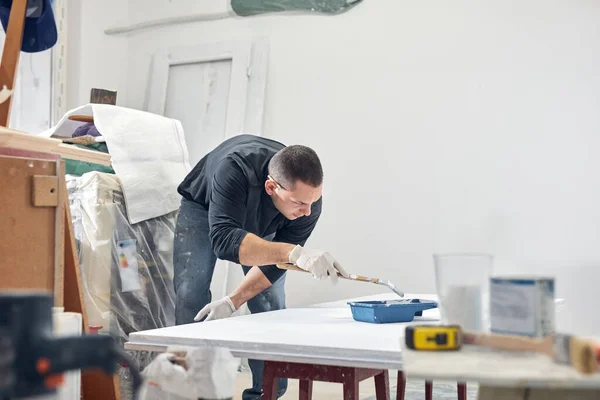 Ung Vuxen Man Målning Diy Budget Renovering Sin Nya Lägenhet — Stockfoto