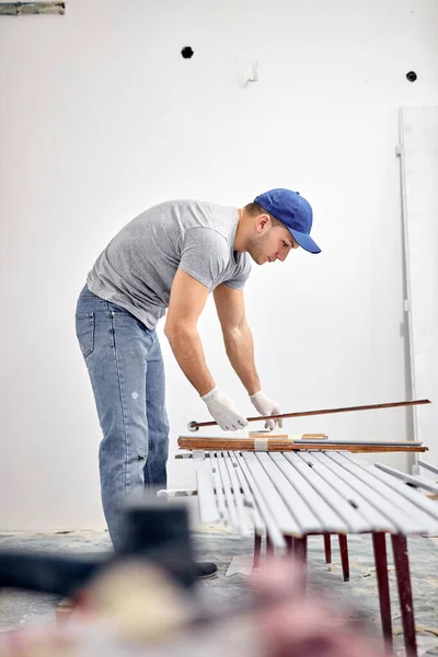 Genç Yetişkin Bir Adam Yeni Evinin Diy Bütçe Tadilatı Üzerinde — Stok fotoğraf