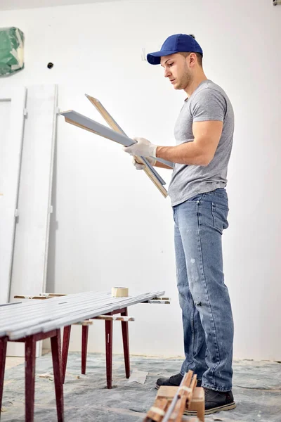 Hombre Joven Adulto Trabajando Una Renovación Del Presupuesto Bricolaje Nuevo —  Fotos de Stock