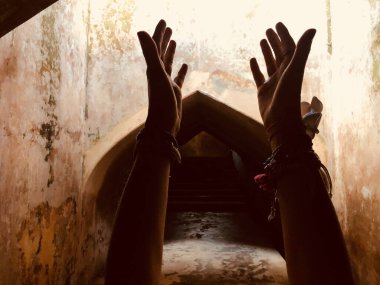 Kutsal bir yerde el ele tutuşan bir kadın..