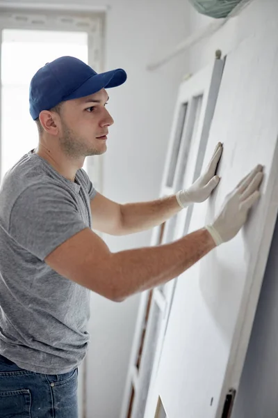 Mladý Dospělý Muž Pracující Diy Rozpočtu Renovace Svého Nového Bytu — Stock fotografie